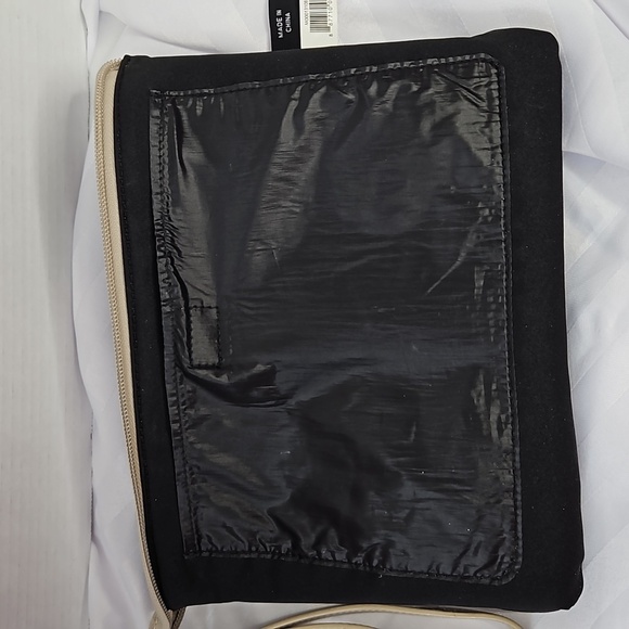 MARC JACOBS NYLON WRISTLET IN BLACK - Picture 6 of 10